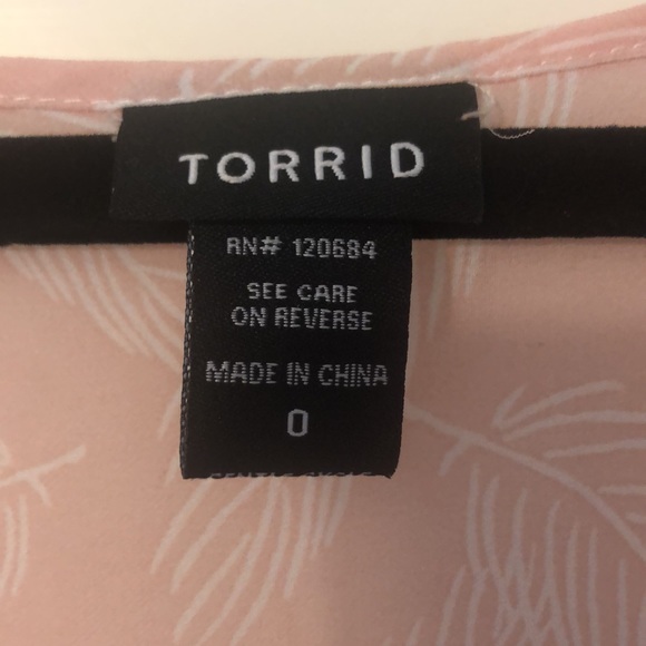 🎉HP🎉 Torrid sheer pink sharkbite top, size 0X. - Picture 3 of 6